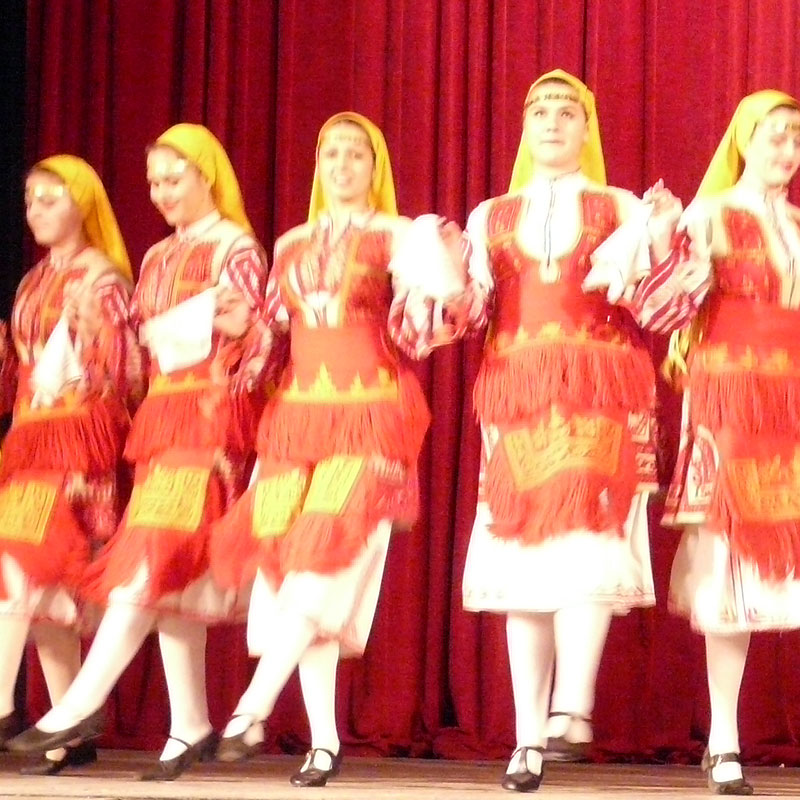 Дамски македонски носии