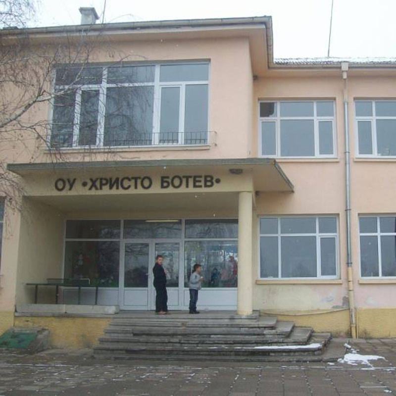 Student uniforms Hristo Botev Elementary School - Ravno Pole village