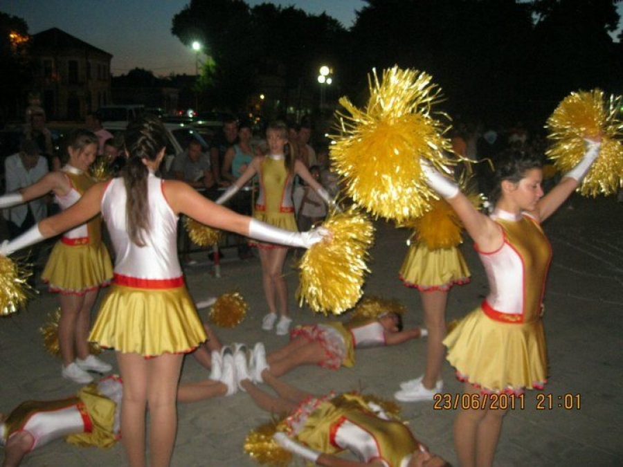 The Sun cheerleading team at the Borba Knezha Junior High School