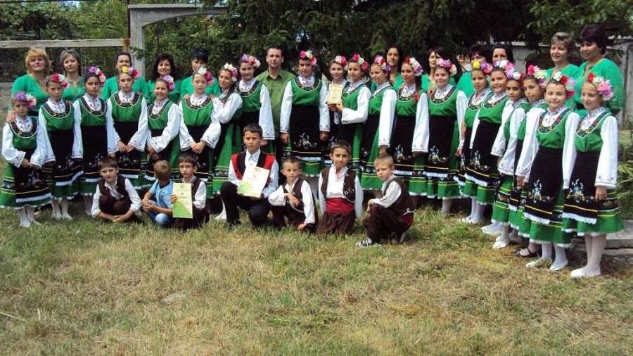 Thracian folk costumes Kiten Naniz village of Chernogorovo